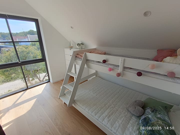 El dormitorio 3 es compacto pero acogedor con una litera donde la parte superior tiene 80 cm de ancho y la parte inferior tiene 120 cm de ancho. Funciona perfectamente para 3 niños más pequeños.