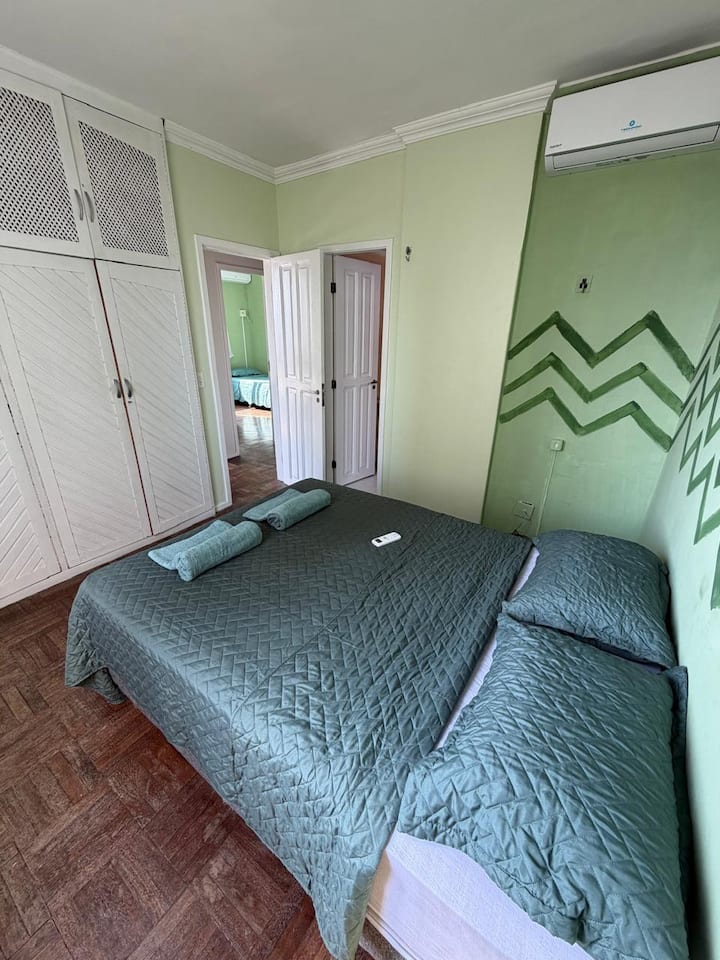 Apartman s bračnim krevetom, kupaonicom i klima-uređajem.