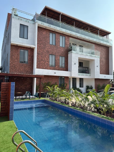 Modern 1BR w/ Pool, Gym & Kitchen by Airport