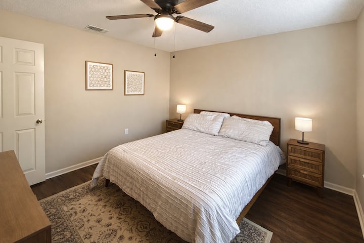 เตียงควีนไซส์ สมาร์ททีวี ผ้าม่านบล็อกแสง และพัดลมเหนือศีรษะทำให้ห้องนี้พร้อมสำหรับการนอน! มีตู้เสื้อผ้าและโต๊ะเครื่องแป้งสำหรับพื้นที่เก็บของเพิ่มเติมหากจำเป็น 