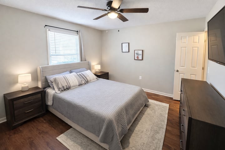 เตียงควีนไซส์ สมาร์ททีวี ผ้าม่านบล็อกแสง และพัดลมเพดานเพื่อความสะดวกสบาย  มีตู้เสื้อผ้าและโต๊ะเครื่องแป้งสำหรับพื้นที่เก็บของเพิ่มเติมหากจำเป็น 