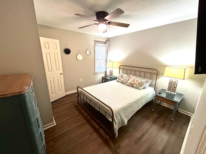 เตียงควีนไซส์ สมาร์ททีวี ผ้าม่านบล็อกแสง และพัดลมเหนือศีรษะทำให้ห้องนี้พร้อมสำหรับการนอน! มีตู้เสื้อผ้าและโต๊ะเครื่องแป้งสำหรับพื้นที่เก็บของเพิ่มเติมหากจำเป็น 