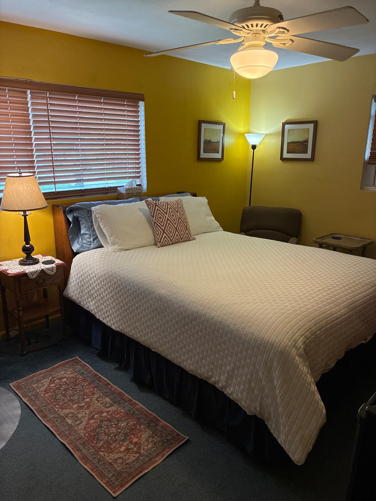 מיטת קווין סייז עם מצעים 100% כותנה.