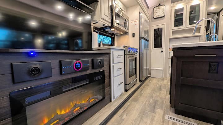 Cozy Spa Rv • Hot Tub • Pool • Backyard • Ottawa -