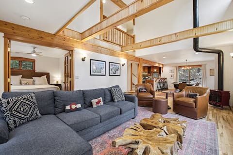 Successful Airbnb property: Hot tub, 10 min to Breck. Secluded, modern cabin! in Blue River