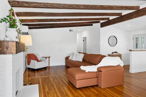 Top Airbnb: Designer Casa Sol & Swim l 3 Kings l XLarge Yard in Tustin