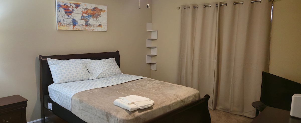 Spálňa 1. Elegantná spálňa s vlastnou kúpeľňou, plyšovou manželskou posteľou, prémiovou posteľnou bielizňou a vlastnou kúpeľňou. Premyslené dizajnové riešenia pre pohodlie a relaxáciu – váš pokojný oddych čaká.