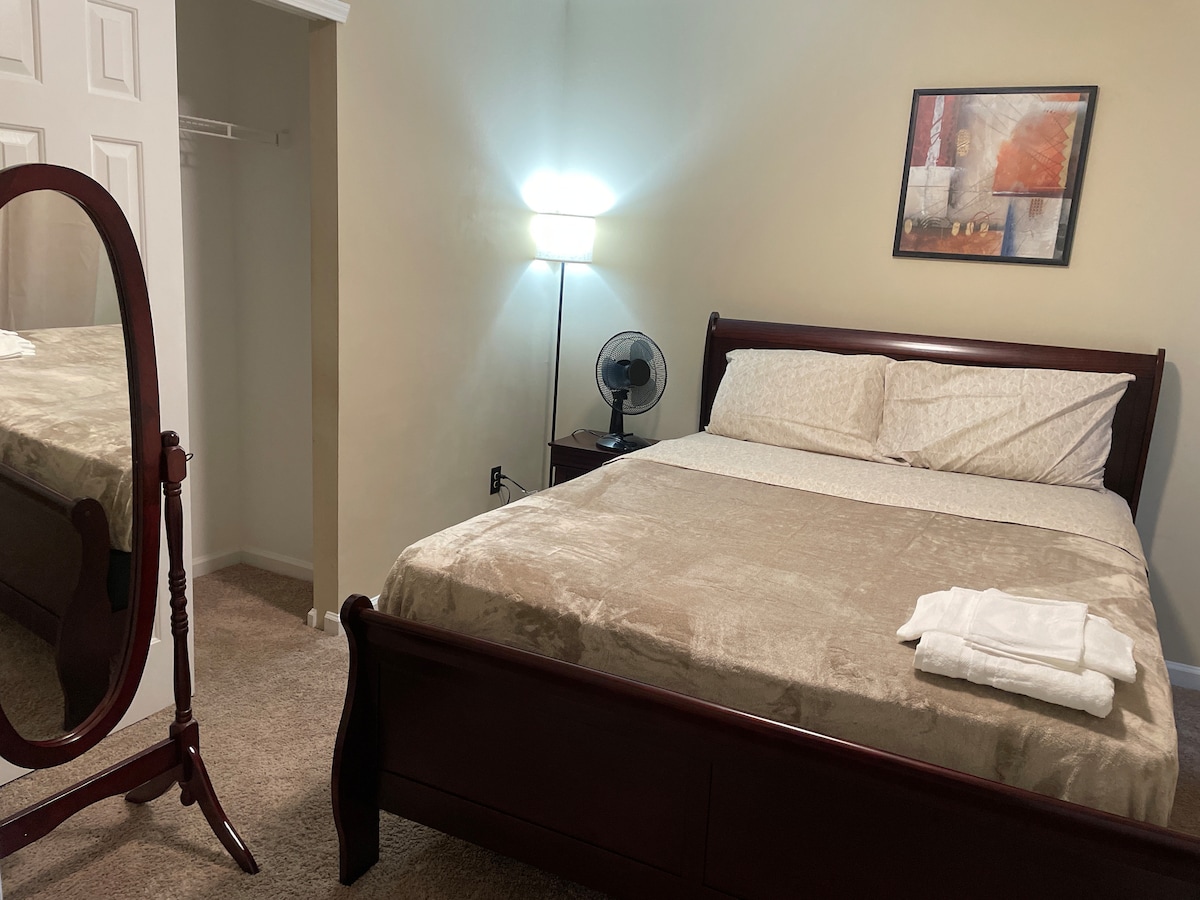 Spálňa 2 – Štýlová spálňa s manželskou posteľou ponúka pokojný spánok a upokojujúcu atmosféru. Zdieľa dobre vybavenú kúpeľňu s toaletou s dvoma ďalšími izbami – ideálne pre páry alebo sólo cestujúcich.