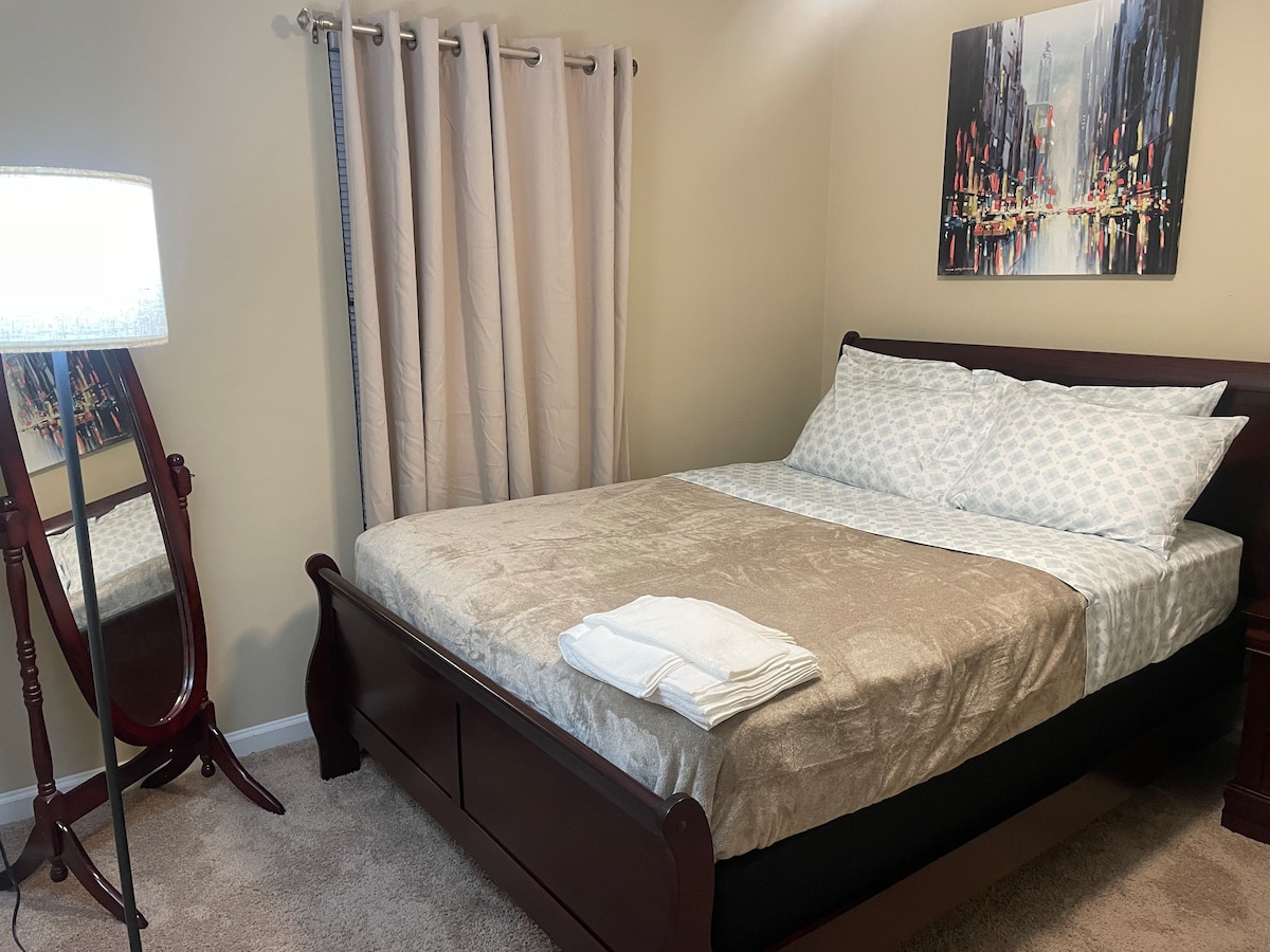 Spálňa 3 – Pohodlná spálňa s manželskou posteľou, elegantnými prvkami a útulnou posteľnou bielizňou. Hostia majú prístup do spoločnej kúpeľne, ktorá je navrhnutá tak, aby im počas pobytu uľahčila relax.