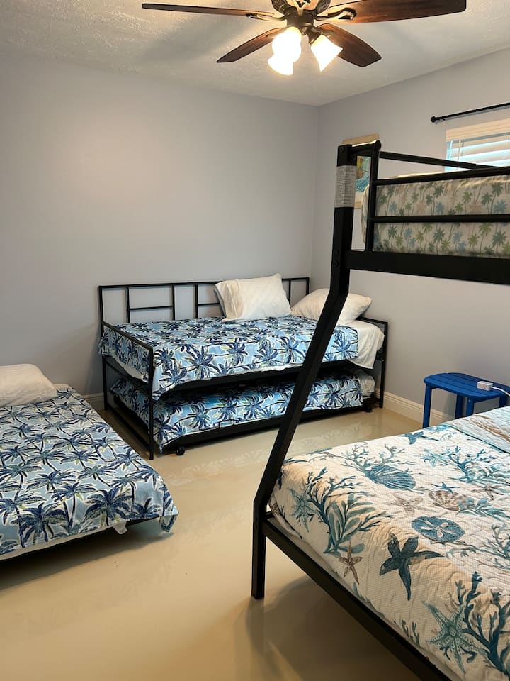 1 სავსე საწოლი ქვედა ორსართულიან საცხოვრებელში
2 ორადგილიანი საწოლი
ორსართულიანი საწოლის 1 ორადგილიანი ზედა ნაწილი
1 ორადგილიანი საწოლი დღის საწოლზე
1 შეკვრა
1 ბავშვის საწოლი