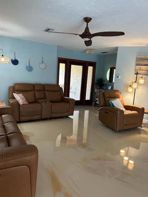 Successful Airbnb property: Neptune Tropical Retreat in Englewood