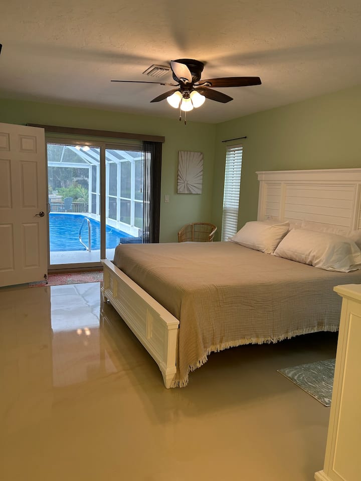 Მთავარ საძინებელში არის დიდი საწოლი და კომოდი, რომელშიც არის შესასვლელი კარადა, რომელშიც 2 ბარგის საკიდია.  Აუზის საუკეთესო ხედი.  Ტელევიზორიც და მოსასვენებელი სივრცეც.