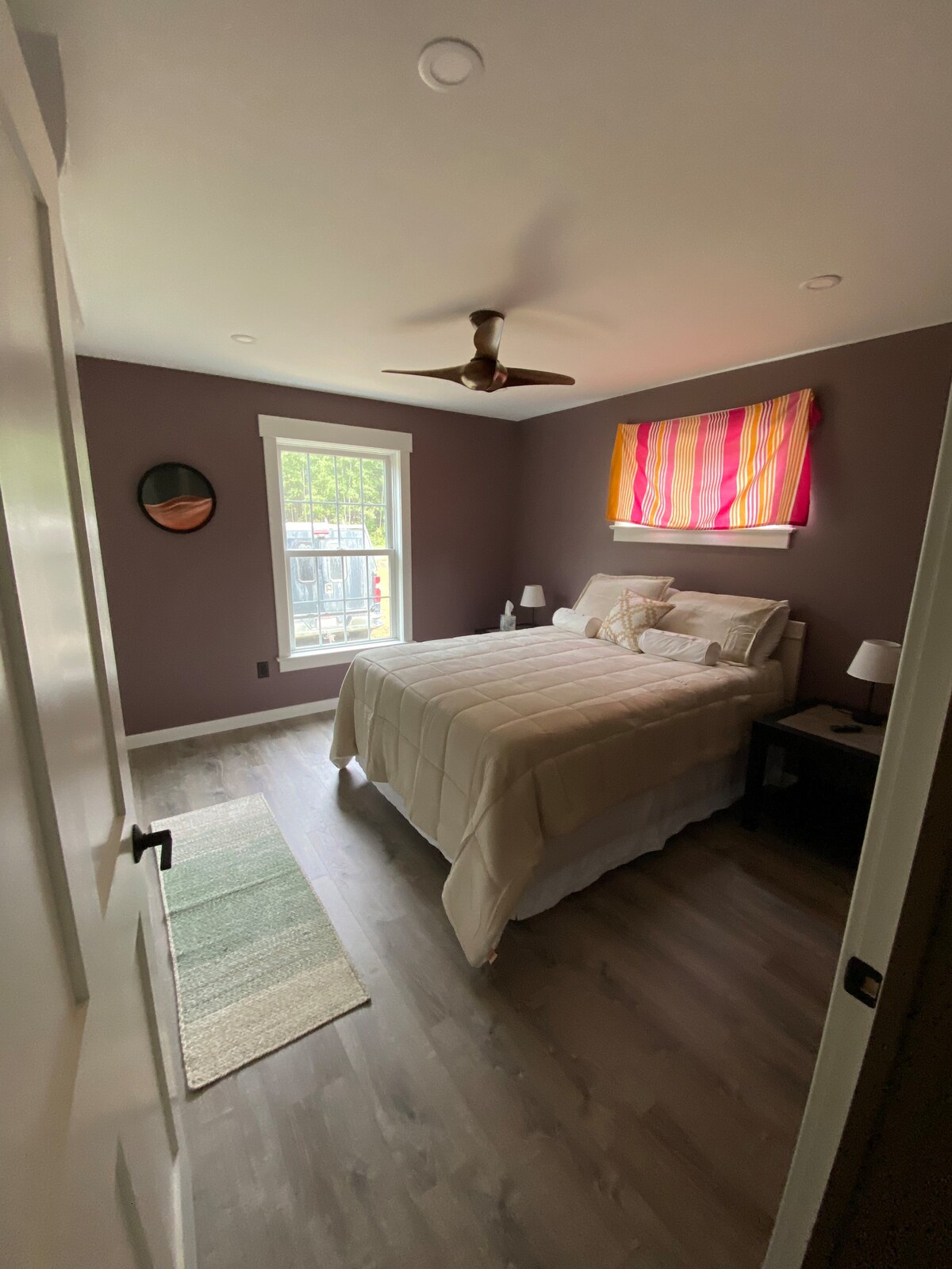 Брачен кревет (широк 150-179 см) во главната спална соба. Плакар во собата. 