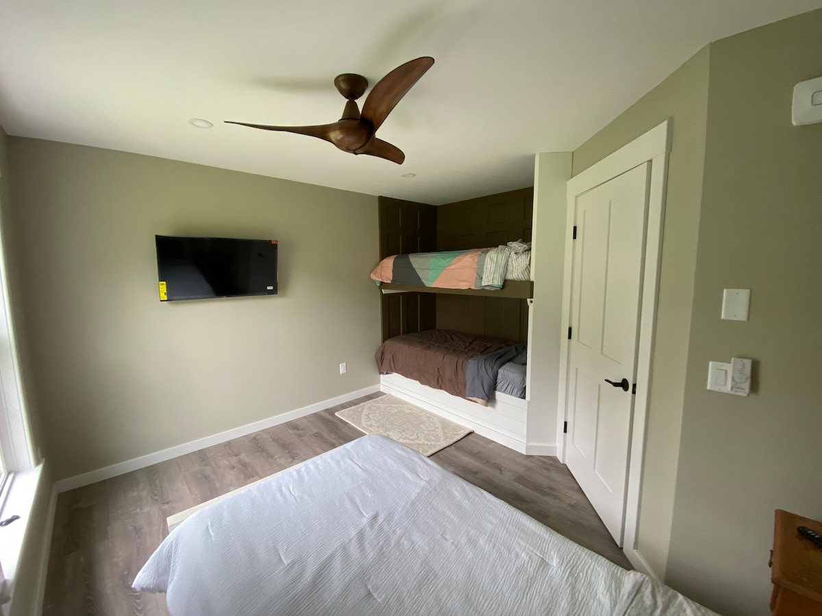 Кревети на спрат во втората спална соба. 