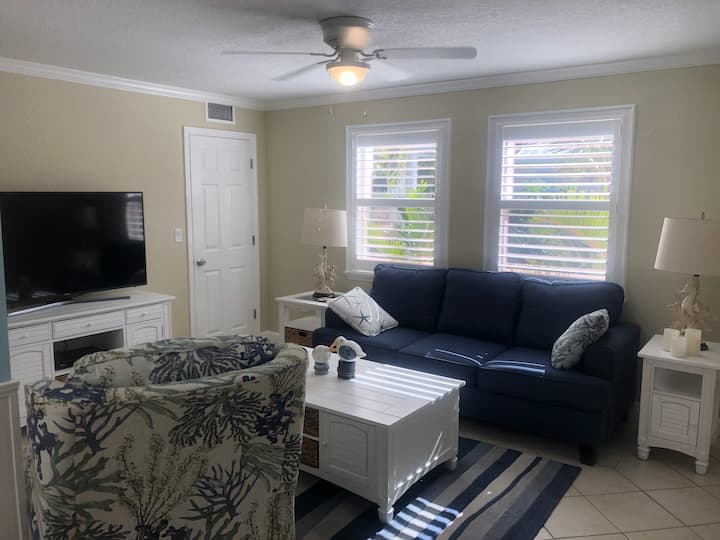Tiki Hideaway! Perfect For Your Family Reunion! - Manasota Key, FL
