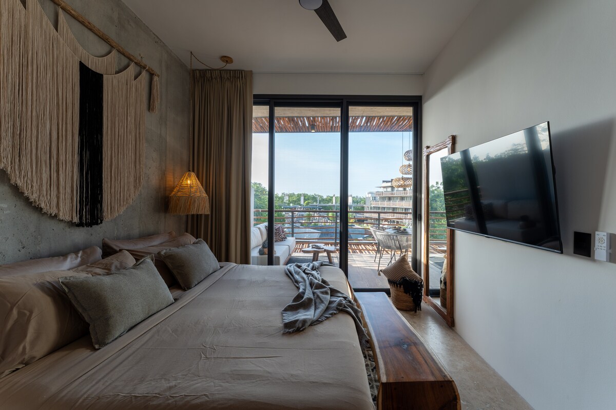 Master Bedroom with King-Size Bed, 55" Smart TV & Direct Access to Terrace