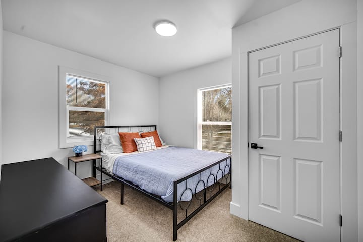 Chumba cha tatu cha kulala kina mwanga mwingi + kitanda cha kifahari cha kustarehesha, chenye nafasi ya kutosha ya kuhifadhia vitu kwenye kabati la nguo