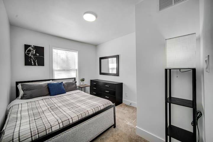 Chumba cha pili cha kulala kina kitanda cha malkia, kabati la nguo lenye droo 6 kwa ajili ya kuhifadhi vitu vingi