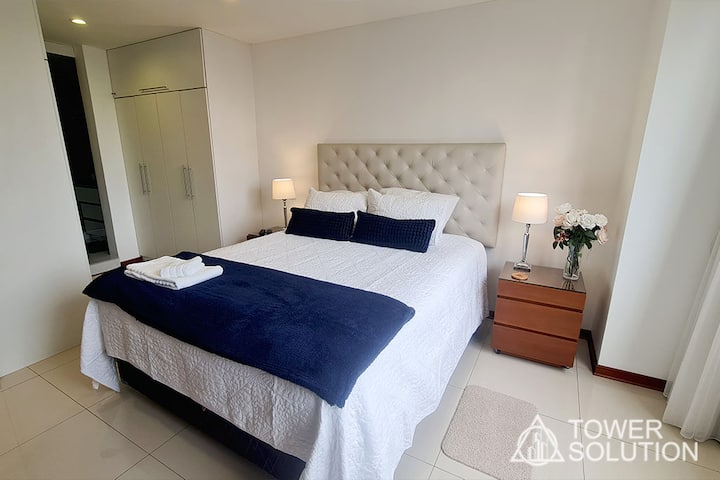 Hlavná spálňa, priestranná s pekným výhľadom na mesto, priestranná toaleta, vlastná kúpeľňa a TV 