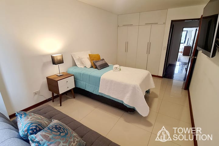 Spálňa 1 s manželskou posteľou a ďalšou, ktorá sa vysúva spod manželskej postele. V izbe máme rozkladaciu pohovku a televízor! 