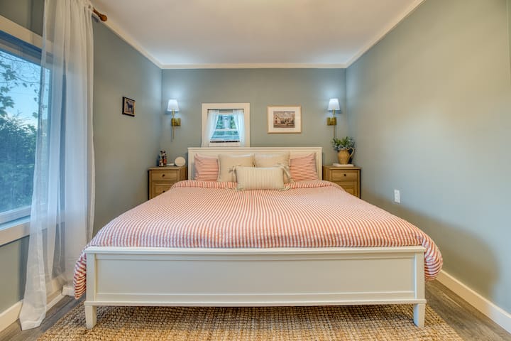 King-sized bed with gel and plush pillows. Nightstands on either side, as well as outlets. Sound machine and alarm (hatch dupe!) available on nightstand. AC window unit available with extra cooling for warm summer days!