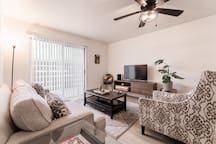 Central PHX Deluxe 1 BR | King Bed & Patio w Pool