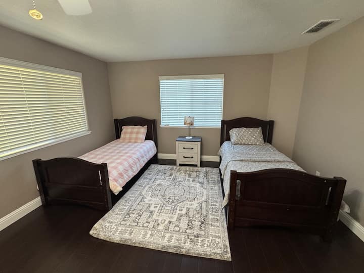 2 מיטות זוגיות למעלה 