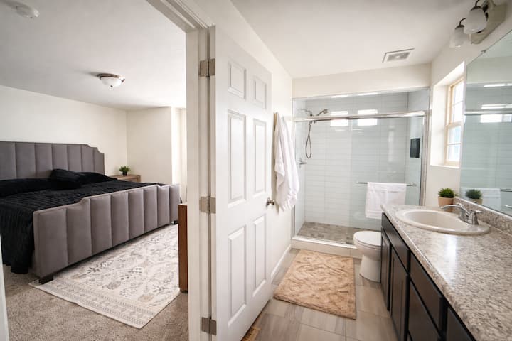 Основна спалня и баня 