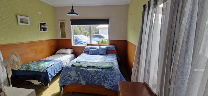 Тази стая е разделена на две помещения чрез завеса по средата, която може да се дръпне или остави отворена.  Има и тоалетна.