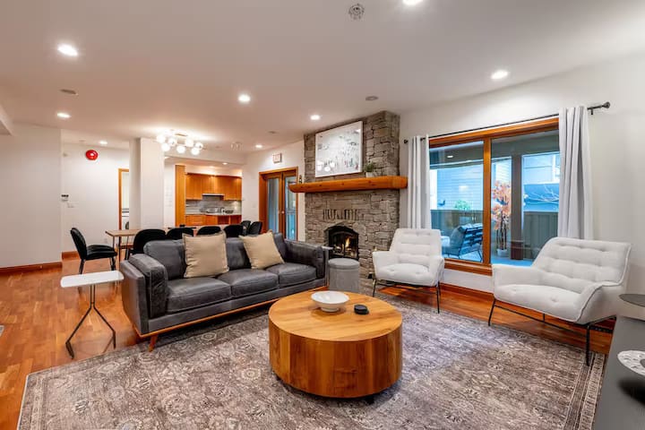 Luxury Home 8 Bd Chalet | Private Hot Tub - Whistler