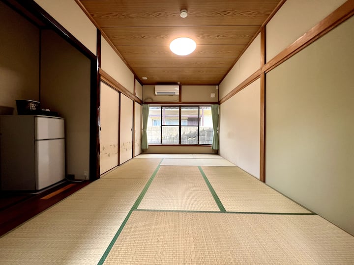 Spavaća soba u japanskom stilu na 1. katu
Postoji mini hladnjak (dostupan za upotrebu)