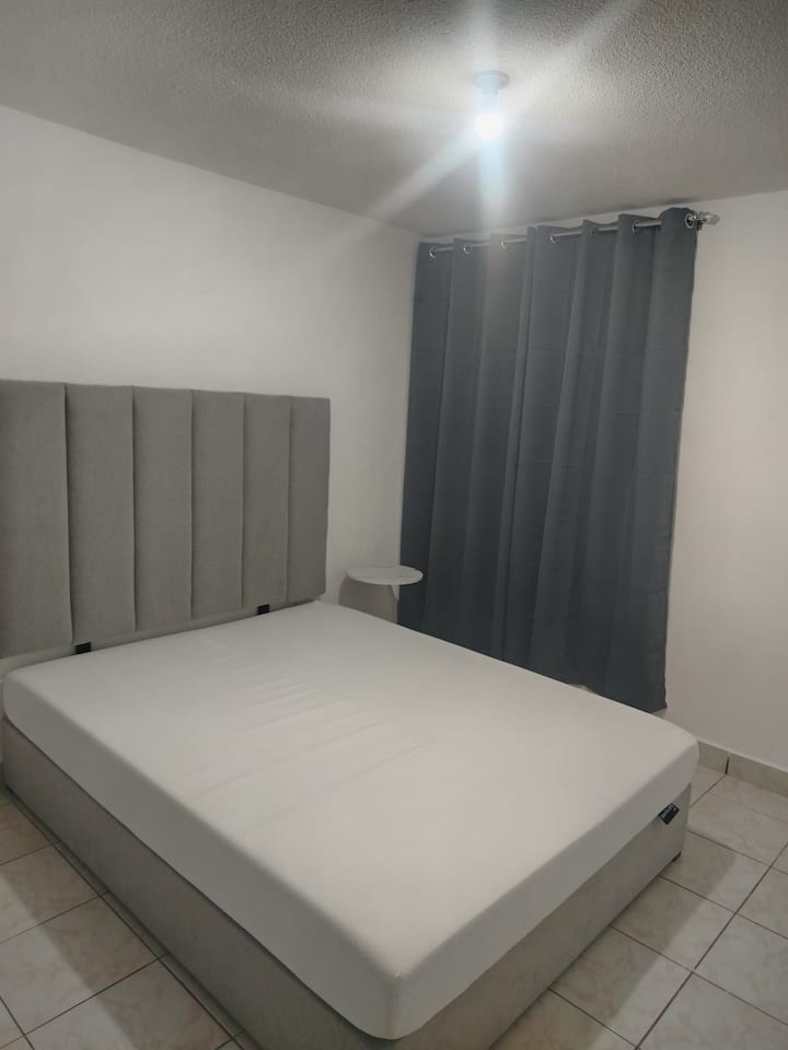 брачен кревет (широк 150-179 см), нов душек, многу удобен и простран со плакар