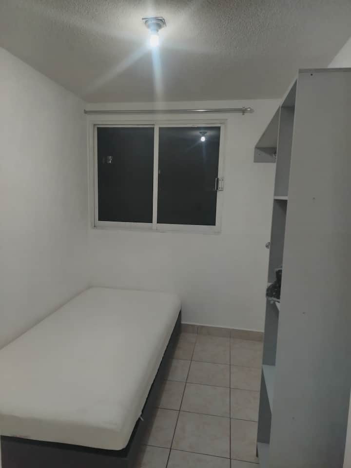 трета спална соба со единечен кревет многу удобна и завеси во плакарот во црна и бела боја