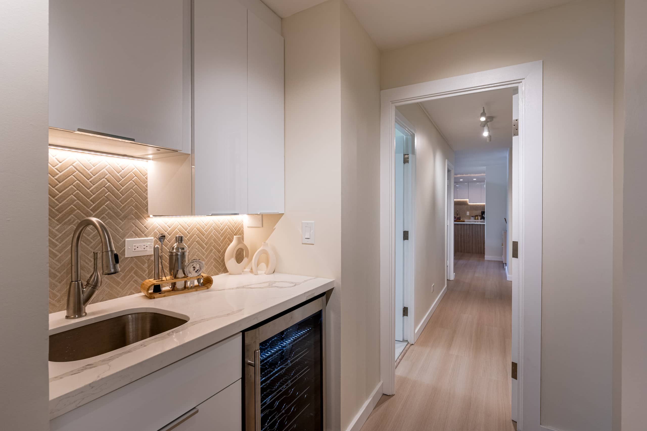 NEW Modern Luxury Cove, Free Parking, 3m to Beach - Image 19