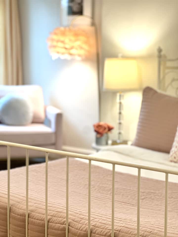 Zachte verlichting en zachte tinten creëren een rustgevend toevluchtsoord