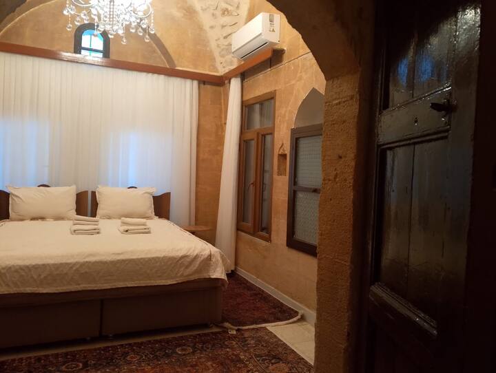 Tarihin Göbeğinde, Merkezde, Manzara, Iki Banyolu - Mardin