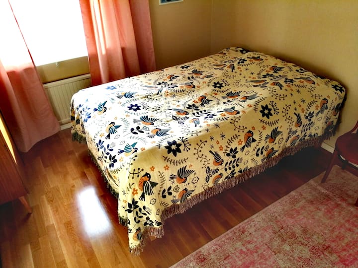 ห้องนอนพร้อมเตียงคู่ 1 เตียง (140 ซม.)