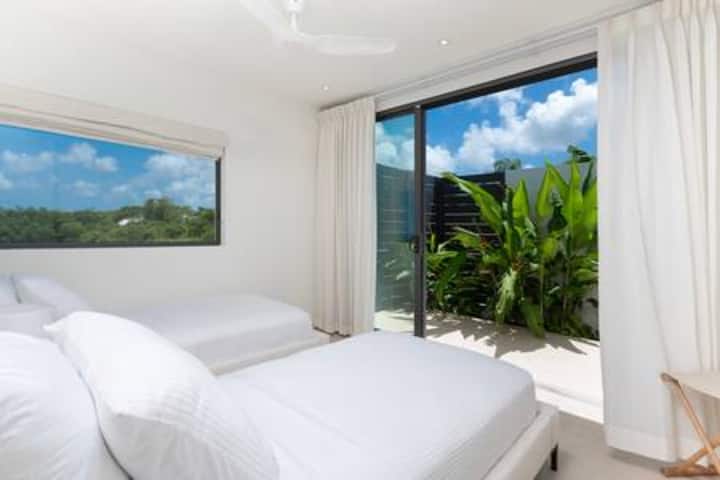 Well appointed bedroom 4 has twin beds, a private courtyard, air conditioning, ceiling fan and a fabulous en suite shower room with rain shower head and countertop basin.