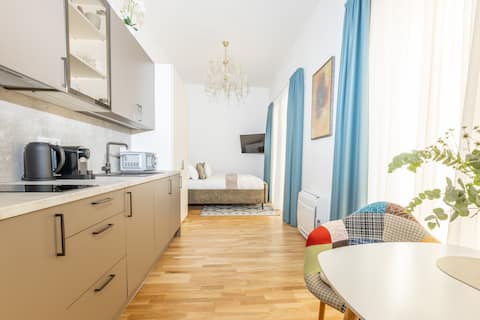 Top Airbnb: Urban Comfort Studio with AC in Praha 1
