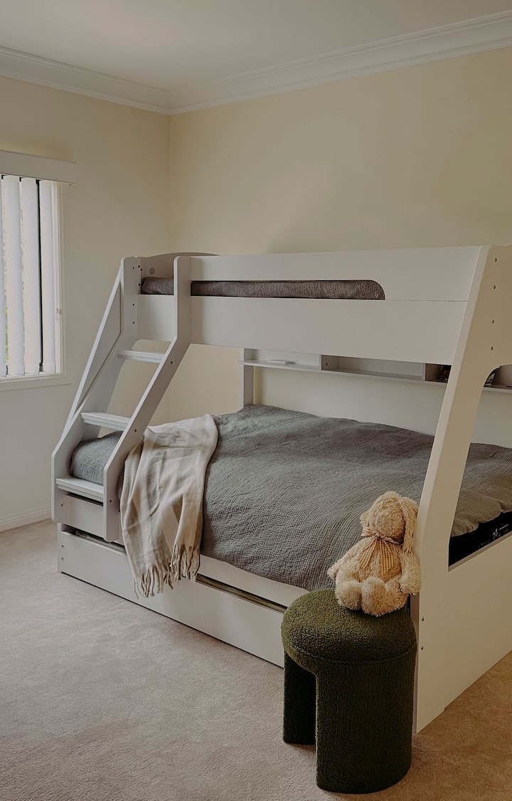 Spálňa na poschodí s poschodovou posteľou a výsuvnou posteľou. Horná posteľ je jednolôžková, spodná posteľ je manželská a vysúvacia posteľ je jednolôžková.