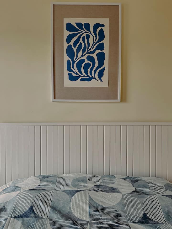 Izba s manželskou posteľou na prízemí 