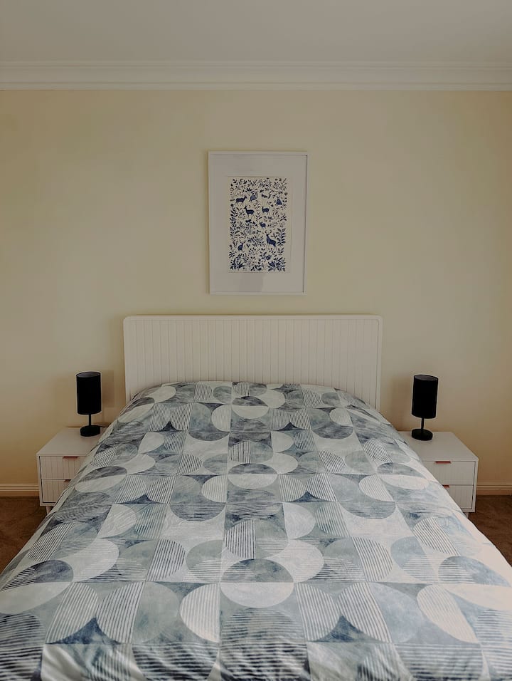 Manželská posteľ Queen sa nachádza na poschodí