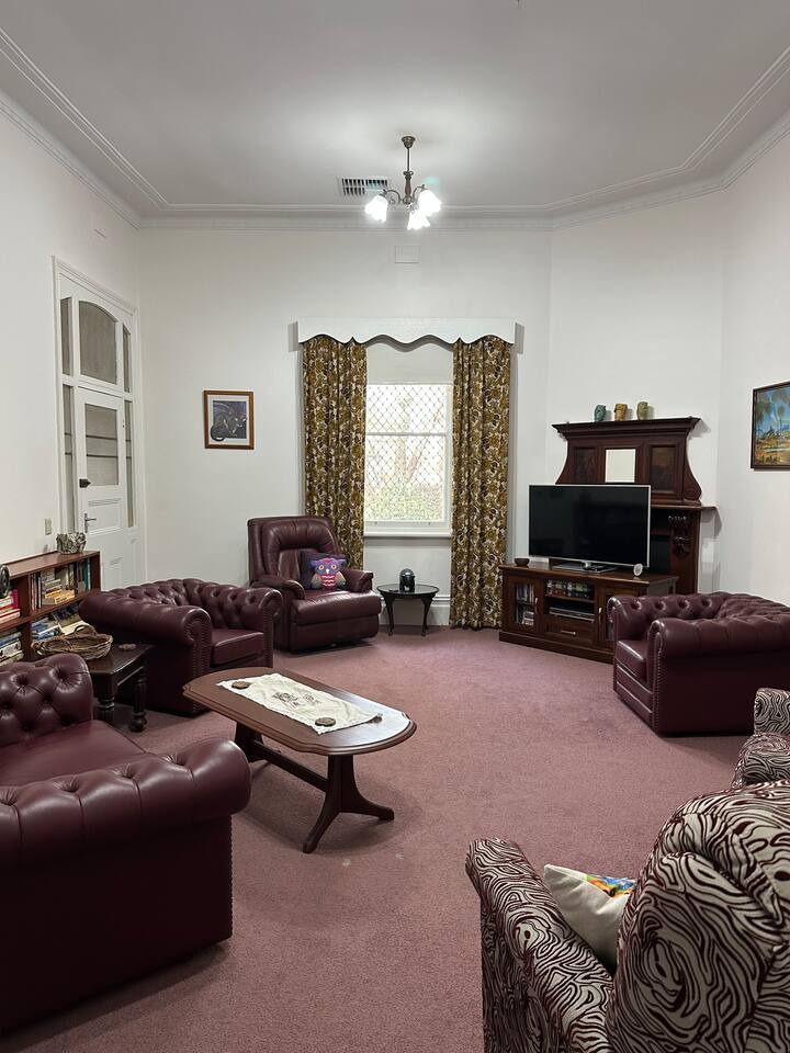 Owl House: Lovely Sandstone Home, Sleeps 9 - Broken Hill
