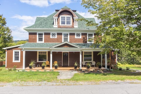 Morningwood Manor - Luxury Retreat with Hot Tub