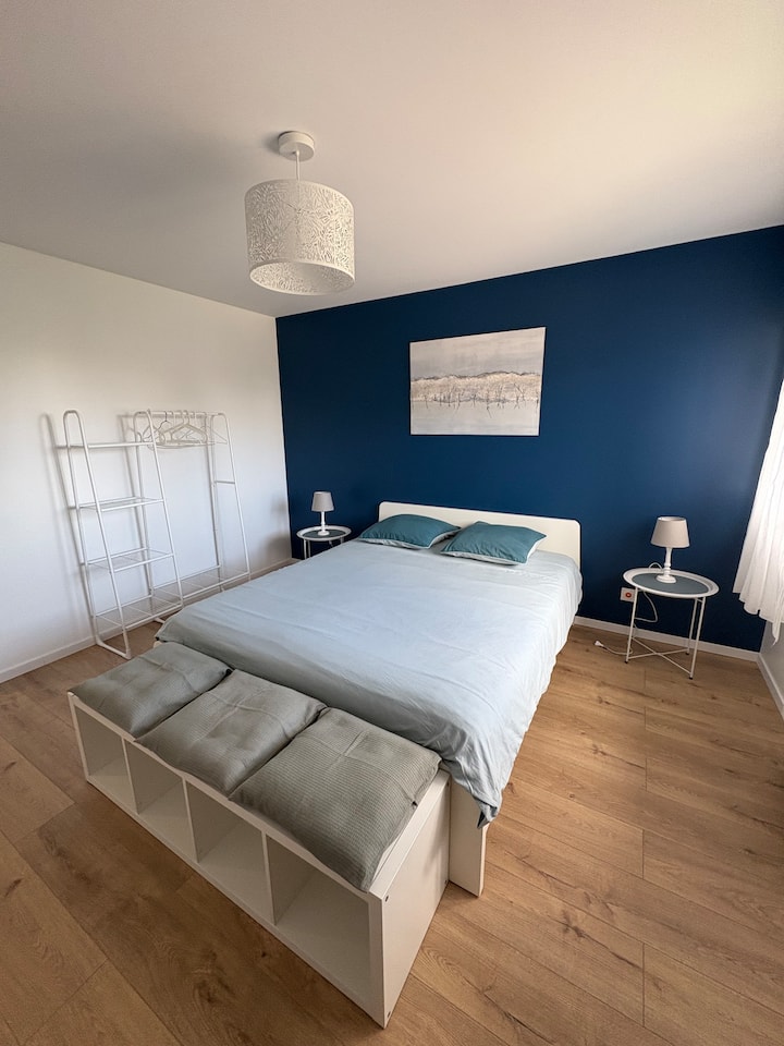 De grootste slaapkamer met queensize bed en kledingopslag 