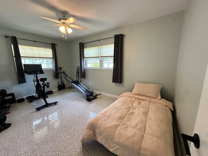 Táto všestranná izba kombinuje malú manželskú posteľ s kompaktnou domácou posilňovňou s bicyklom Peloton – ideálnou pre hostí, ktorí si chcú oddýchnuť, načerpať energiu a zostať aktívni počas svojho pobytu.