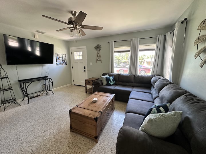 Oddýchnite si v svetlej, pohodlnej obývacej izbe s útulným sedením, televízorom s plochou obrazovkou a dostatkom prirodzeného svetla. Je to ideálne miesto na rodinné stretnutia, filmové večery alebo jednoducho na oddych po dni dobrodružstiev na Floride.