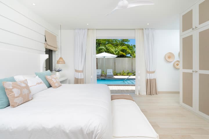 Nada netral, AC, dan kipas angin langit-langit bisa ditemukan di kamar tidur utama.  Kamar ini juga menawarkan tempat tidur berukuran UK King, pemandangan kolam renang, brankas keamanan, lemari pakaian, dan kamar mandi dalam yang indah dengan shower berjalan dan unit wastafel ganda.