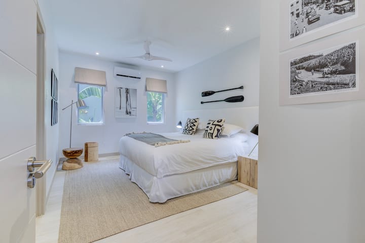 Kamar tidur 2 adalah kamar twin/king size bergaya dengan pemandangan taman, AC, kipas angin langit-langit, lemari pakaian, brankas keamanan, dan kamar mandi dalam yang indah.