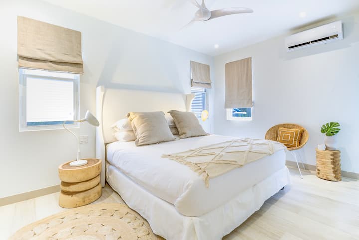 Kamar tidur 3 adalah ruang yang damai dengan pemandangan taman, tempat tidur berukuran king UK, AC, kipas angin langit-langit, lemari pakaian, brankas keamanan, dan kamar mandi dalam yang indah dengan shower berjalan.